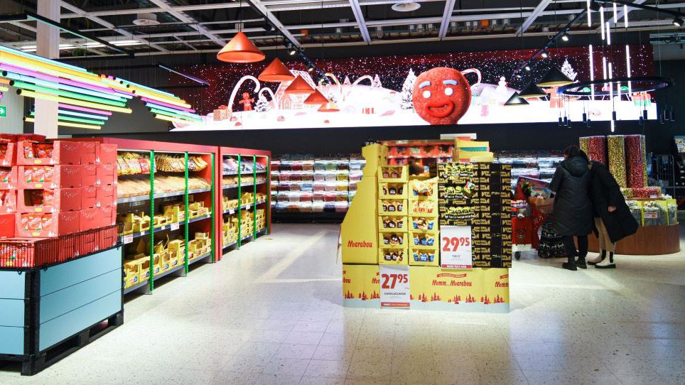 Verkaufsinseln aus Wellpappe im Supermarkt – warum sie Umsätze explodieren lassen und trotzdem nicht überall stehen